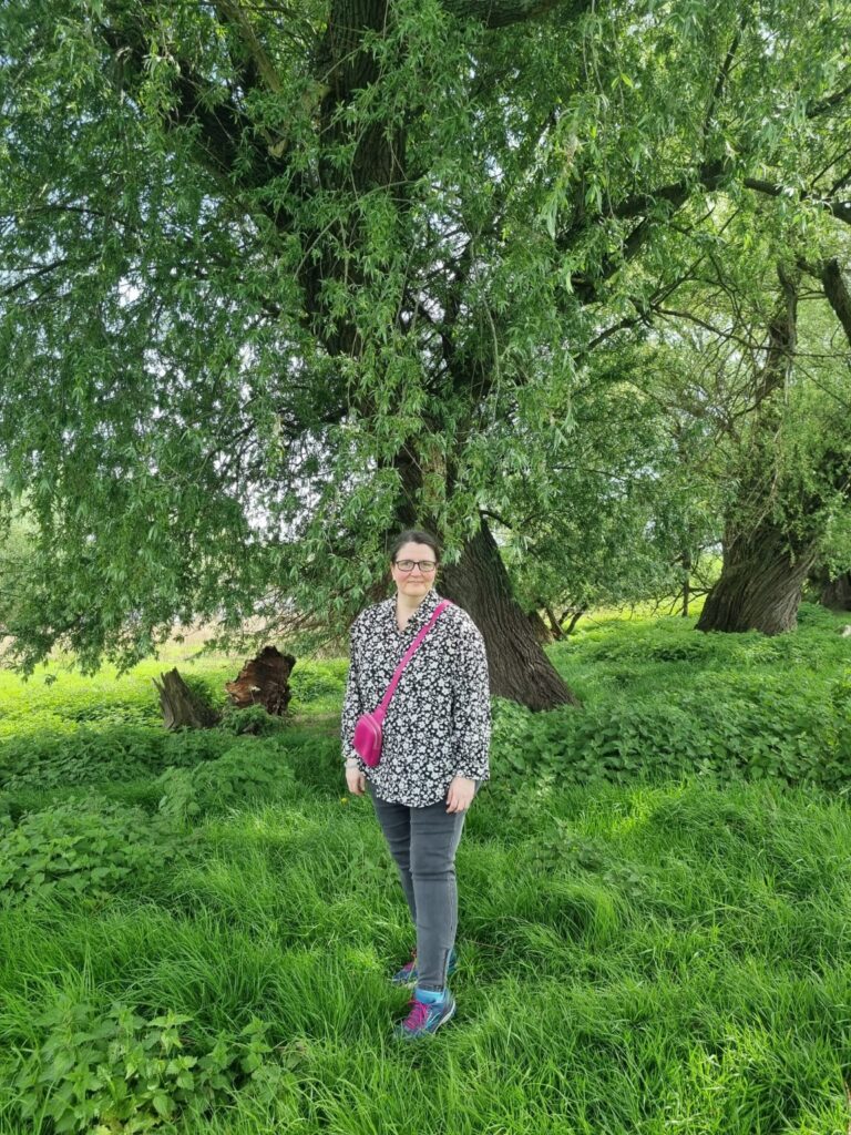 Schilddrüsencoacht Bianca Nixdorf steht auf grüner Wiese mit Bäumen im Hintergrund
Steht symbolisch für ihren ganzheitlichen und naturverbundenen Blick auf Schilddrüse und Nervensystem.
