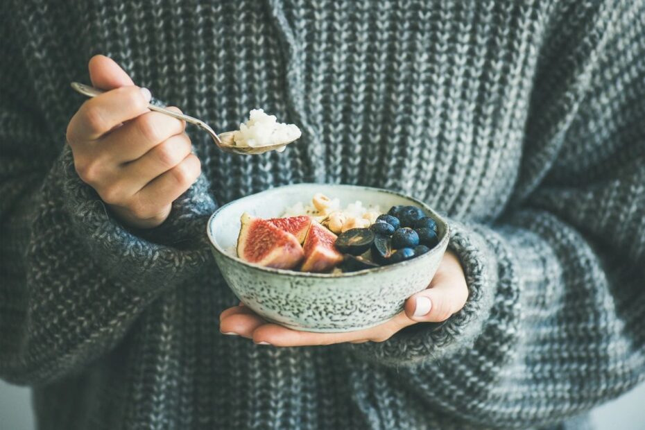 Frau ist eine Bowl mit Früchten und Getreide, steht als Symbolbild für Reizdarm und Darmprobleme für Frauen wo nichts hilft und man alles versucht